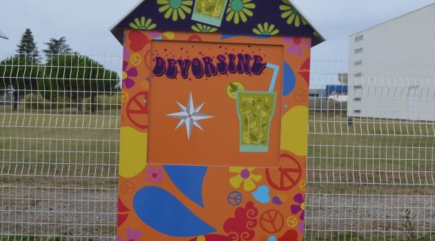 COMATEF - habillage decoratif cabane plage meubles bleues peace and love